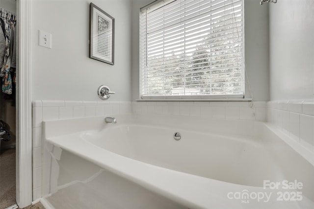 4712 Avalon Forest Ln, Charlotte, NC 28269 - full bath with a garden tub and a spacious closet