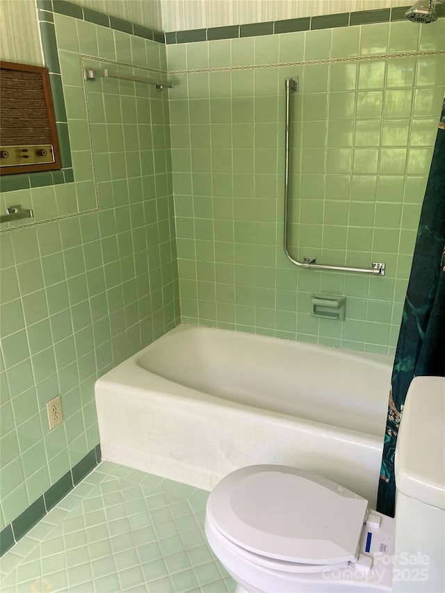 1614 Statesville Blvd, Salisbury, NC 28144 - bathroom featuring shower / tub combo and tile patterned flooring
