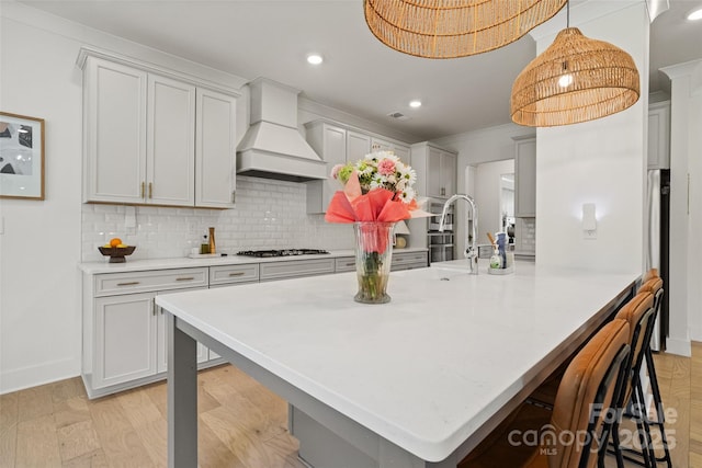 433 Sinaloa St, Waxhaw, NC 28173 - kitchen featuring premium range hood, a kitchen breakfast bar, backsplash, recessed lighting, and ornamental molding