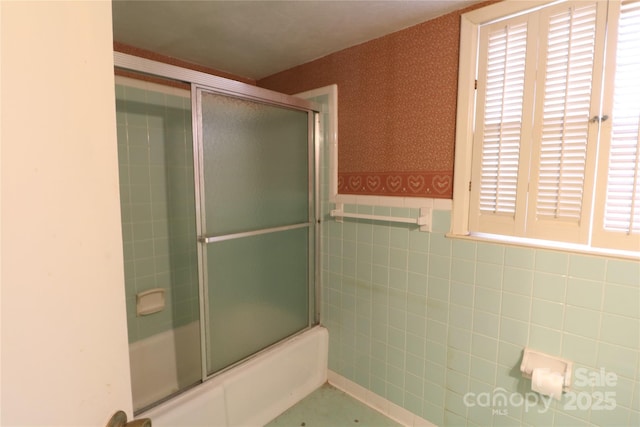170 Heritage Ln, Salisbury, NC 28147 - full bath featuring bath / shower combo with glass door, tile walls, wainscoting, and wallpapered walls