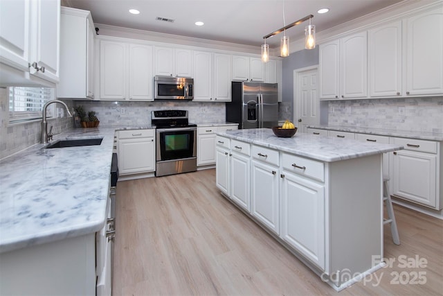 6914 Evanton Loch Rd, Charlotte, NC 28278 - kitchen featuring stainless steel appliances, a sink, backsplash, a kitchen island, and white cabinetry