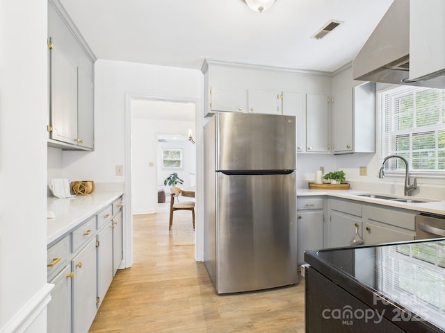 4905 Chestnut Lake Dr, Charlotte, NC 28227 - kitchen featuring stainless steel appliances, a sink, light wood-style flooring, and light countertops