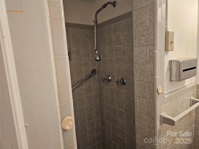 4520 Bradbury Dr, Charlotte, NC 28209 - full bath featuring tiled shower