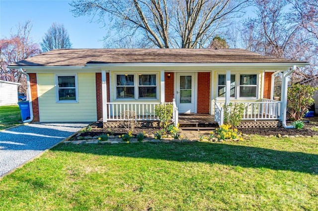 15 Oak Leaf Ln, Arden, NC 28704 - ranch-style house featuring a porch and a front lawn
