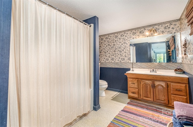 1102 Lake Montonia Rd, Kings Mountain, NC 28086 - full bath featuring wallpapered walls, toilet, vanity, curtained shower, and a textured ceiling