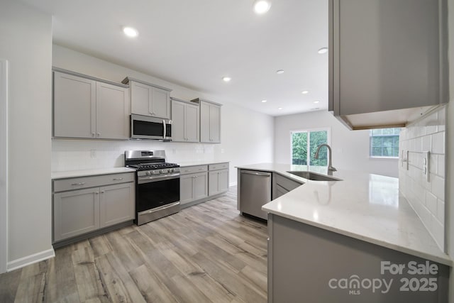 300 Kennerly Center Dr, Mooresville, NC 28115 - kitchen featuring stainless steel appliances, gray cabinets, a sink, and recessed lighting