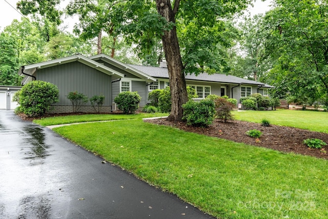 1035 15th Ave NW, Hickory, NC 28601 - single story home featuring a front yard