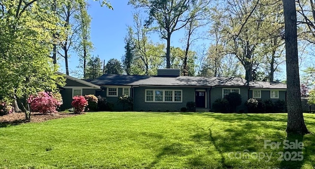 1035 15th Ave NW, Hickory, NC 28601 - ranch-style house with a front yard
