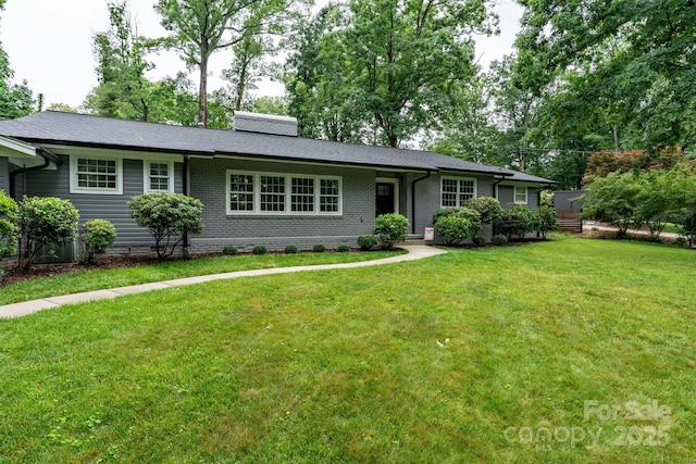 1035 15th Ave NW, Hickory, NC 28601 - single story home featuring a front yard, brick siding, and a chimney