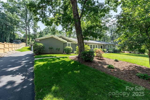 1035 15th Ave NW, Hickory, NC 28601 - single story home with asphalt driveway