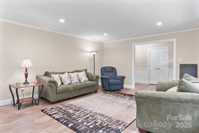 1035 15th Ave NW, Hickory, NC 28601 - living area with crown molding, light wood-type flooring, baseboards, and recessed lighting