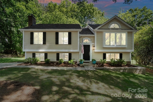 7018 Rollingridge Dr, Charlotte, NC 28211 - bi-level home with a chimney and a front yard