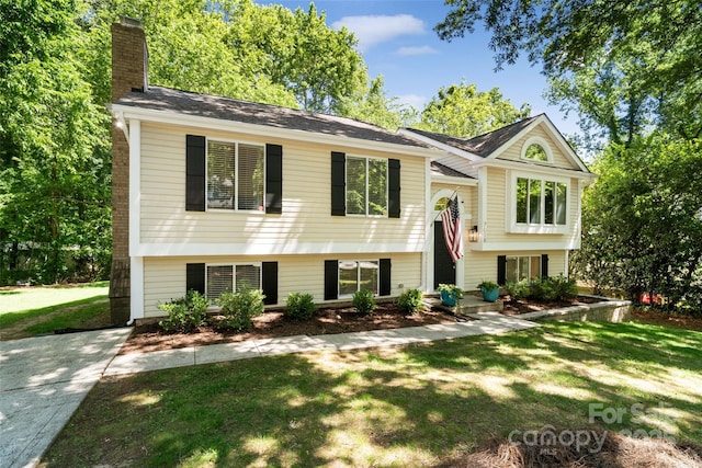 7018 Rollingridge Dr, Charlotte, NC 28211 - split foyer home with a chimney and a front yard