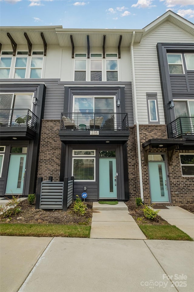 235 S Bruns Ave, Charlotte, NC 28208 - view of front of property featuring brick siding