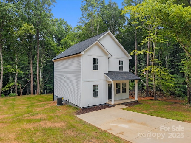 1723 Rhyneland Cir, Gastonia, NC 28054 - modern inspired farmhouse featuring a shingled roof, a front lawn, and a porch