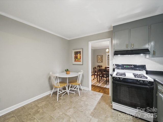 2026 Knell Dr, Charlotte, NC 28212 - kitchen with gas stove, under cabinet range hood, ornamental molding, backsplash, and baseboards
