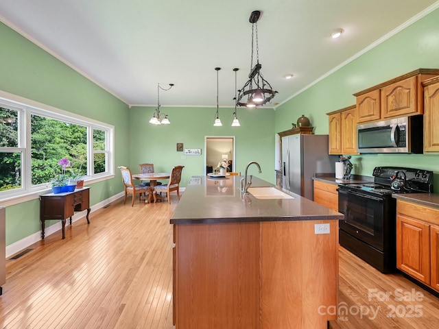 90 Coates Rd, Marshall, NC 28753 - kitchen featuring stainless steel appliances, a sink, crown molding, an island with sink, and dark countertops
