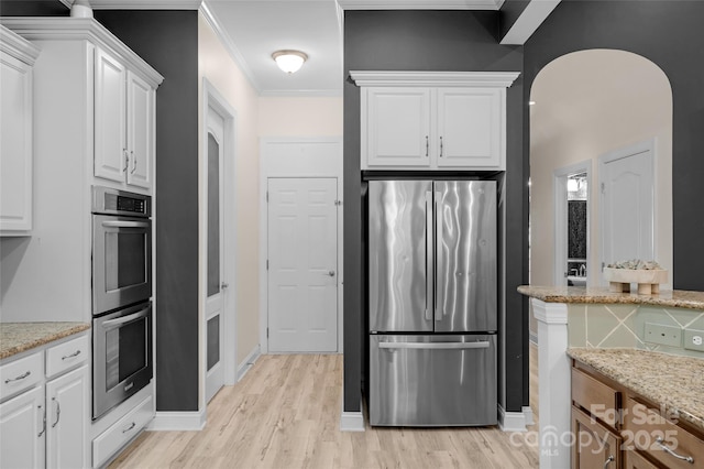8725 Soaring Eagle Ln, Waxhaw, NC 28173 - kitchen featuring stainless steel appliances, light wood finished floors, white cabinets, and ornamental molding