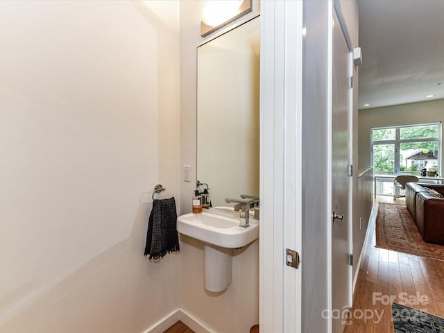 314 Viburnum Way Ct, Charlotte, NC 28208 - bathroom with wood finished floors and recessed lighting