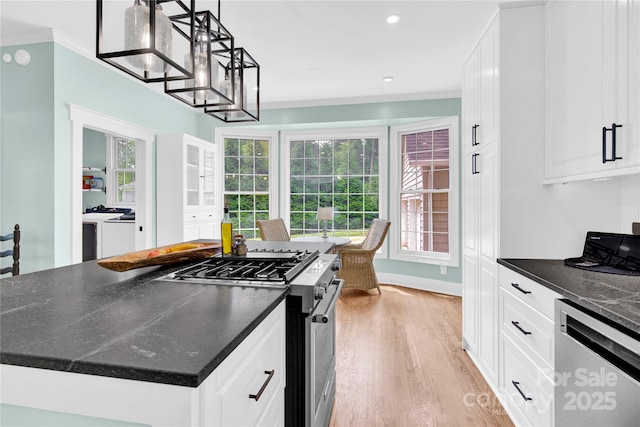 832 Kemp Rd, Mooresville, NC 28117 - kitchen featuring stainless steel appliances, light wood-style flooring, crown molding, a kitchen island, and white cabinetry