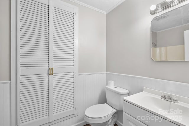 1812 Alpine Dr, Kings Mountain, NC 28086 - full bathroom featuring a wainscoted wall, vanity, and ornamental molding