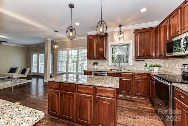 4637 Shannamara Dr, Matthews, NC 28104 - kitchen featuring appliances with stainless steel finishes, a sink, open floor plan, backsplash, and recessed lighting