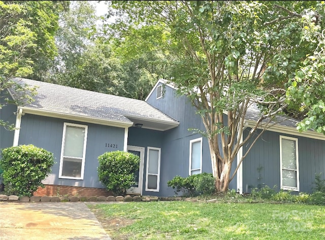 11421 Kingfisher Dr, Charlotte, NC 28226 - view of front of property featuring a front yard and roof with shingles