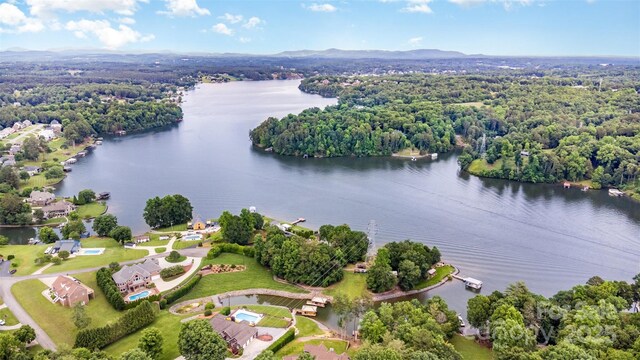 6255 Mountainside Dr, Hickory, NC 28601
