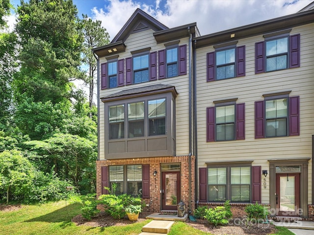 513 Cubitt Ct, Charlotte, NC 28205 - view of property featuring brick siding and a front lawn
