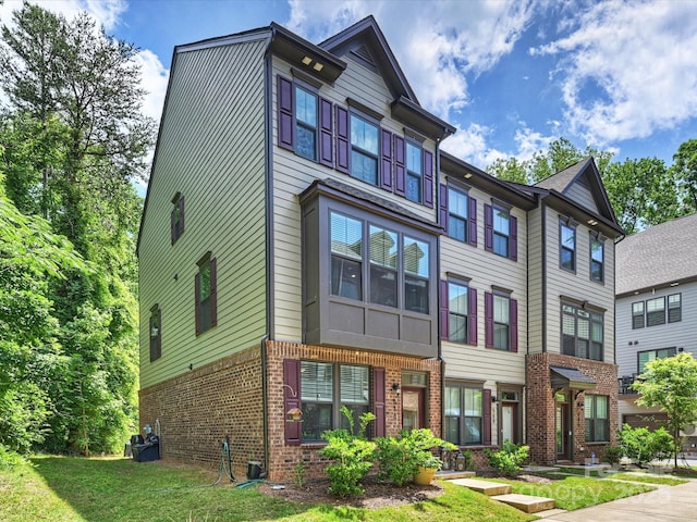 513 Cubitt Ct, Charlotte, NC 28205 - townhome / multi-family property featuring brick siding and a front yard
