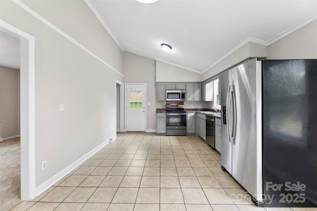 1606 Northwoods Dr, Kings Mountain, NC 28086 - kitchen featuring stainless steel appliances, gray cabinetry, a sink, crown molding, and vaulted ceiling