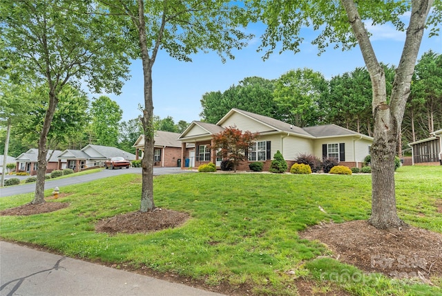 2561 26th Ave NE, Hickory, NC 28601 - ranch-style home featuring a front yard and driveway