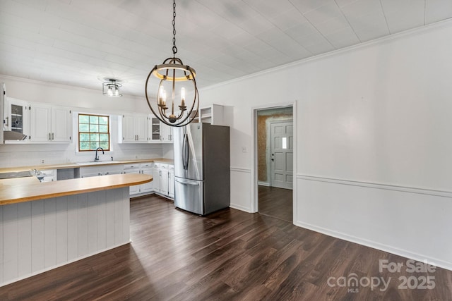 956 Stony Point Rd, Kings Mountain, NC 28086 - kitchen with freestanding refrigerator, a chandelier, a sink, crown molding, and a peninsula
