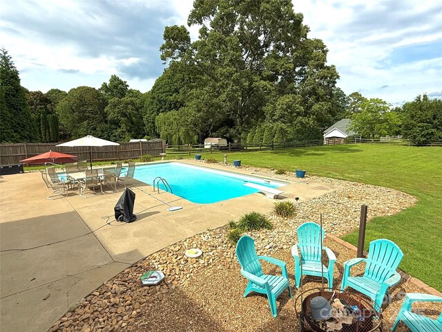 141 Weathers Creek Rd, Troutman, NC 28166 - view of pool with a patio, a fenced backyard, and a diving board