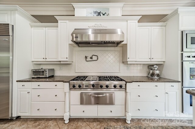 1032 Seminole Dr, Waxhaw, NC 28173 - kitchen with extractor fan, a warming drawer, stainless steel appliances, backsplash, and crown molding