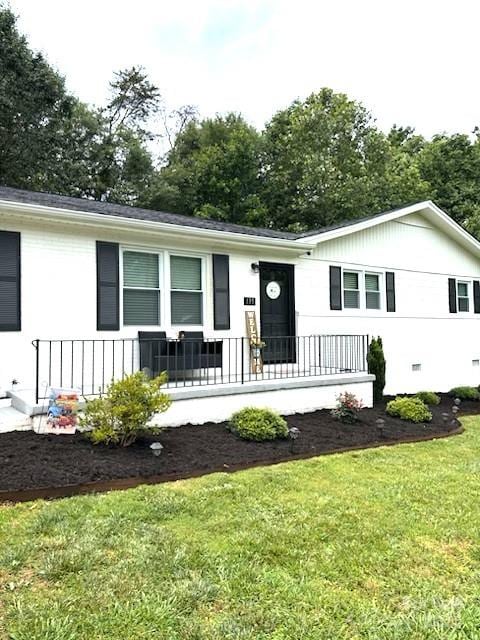 135 Michelle Dr, Ellenboro, NC 28040 - single story home featuring a front yard