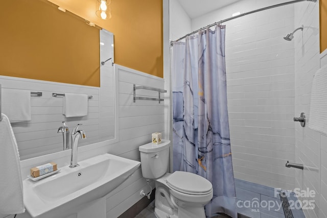 2009 Waterbury Ln, Waxhaw, NC 28173 - bathroom featuring curtained shower, a wainscoted wall, and tile walls