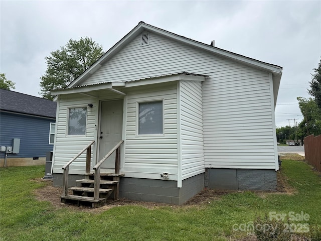 303 Southern Ave, East Spencer, NC 28039 - view of front facade featuring entry steps, a front yard, and crawl space