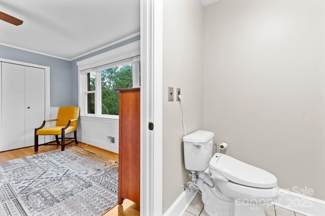306 Tremont Park Cir SE, Lenoir, NC 28645 - bathroom with toilet, crown molding, ceiling fan, wood finished floors, and baseboards