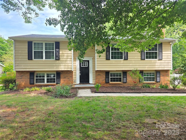 7021 Willow Bend Ln, Mint Hill, NC 28227 - bi-level home with a front lawn and brick siding