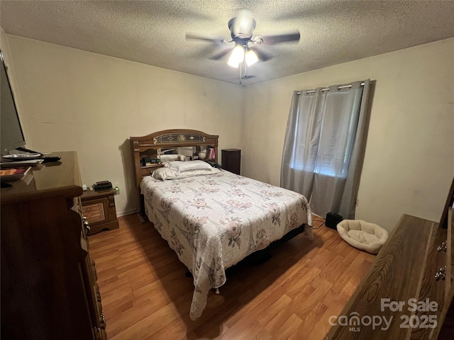 5816 Rocky Mount Ct, Charlotte, NC 28214 - bedroom with light wood-style flooring, a textured ceiling, and a ceiling fan