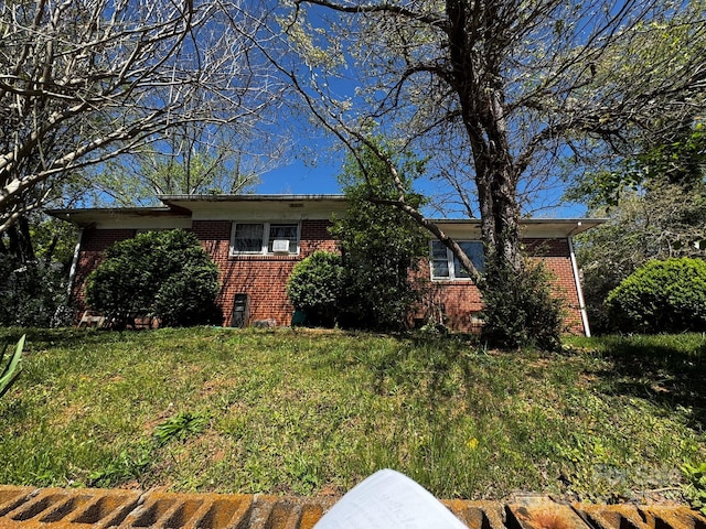 537 Beall St NW, Lenoir, NC 28645 - view of front facade with brick siding and a front yard