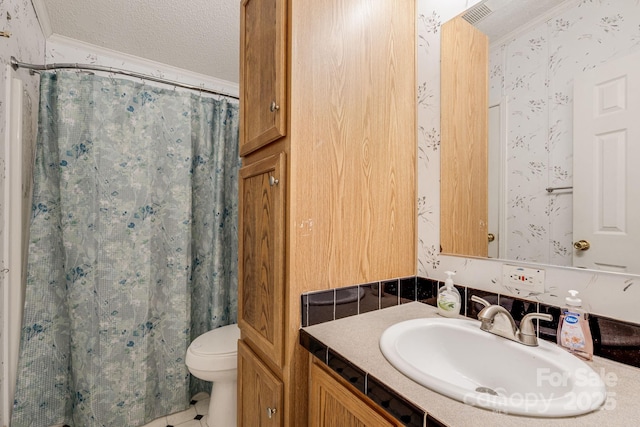 553 New Hope Rd, Rutherfordton, NC 28139 - full bath featuring vanity, toilet, wallpapered walls, a shower with shower curtain, and a textured ceiling