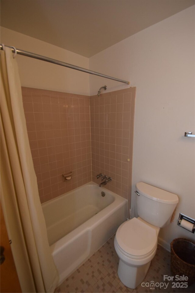 908 Ravendale Dr, Charlotte, NC 28216 - full bathroom featuring shower / tub combo and toilet