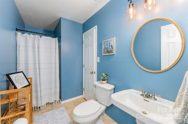 8624 Canter Post Dr, Charlotte, NC 28216 - full bathroom with toilet, baseboards, a shower with curtain, and a sink