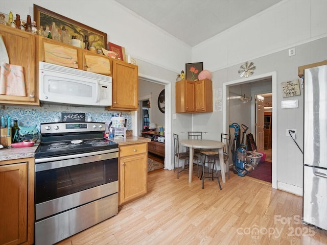 211 S Rowan Ave, Spencer, NC 28159 - kitchen with stainless steel appliances, light wood-type flooring, light countertops, and lofted ceiling