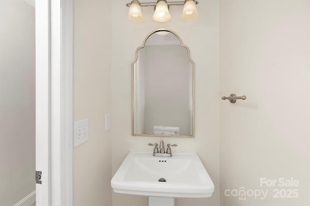 6101 Heath Ridge Ct, Charlotte, NC 28210 - bathroom with a sink