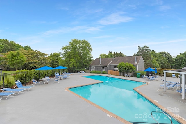 6101 Heath Ridge Ct, Charlotte, NC 28210 - community pool with a patio and view of wooded area