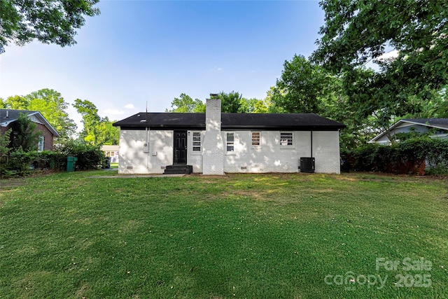 901 Echo Glen Rd, Charlotte, NC 28213 - back of house featuring a chimney, crawl space, and a lawn
