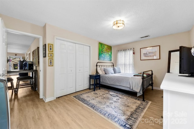 122 Pratt St, Belmont, NC 28012 - bedroom featuring light wood-style flooring, a textured ceiling, a closet, and baseboards
